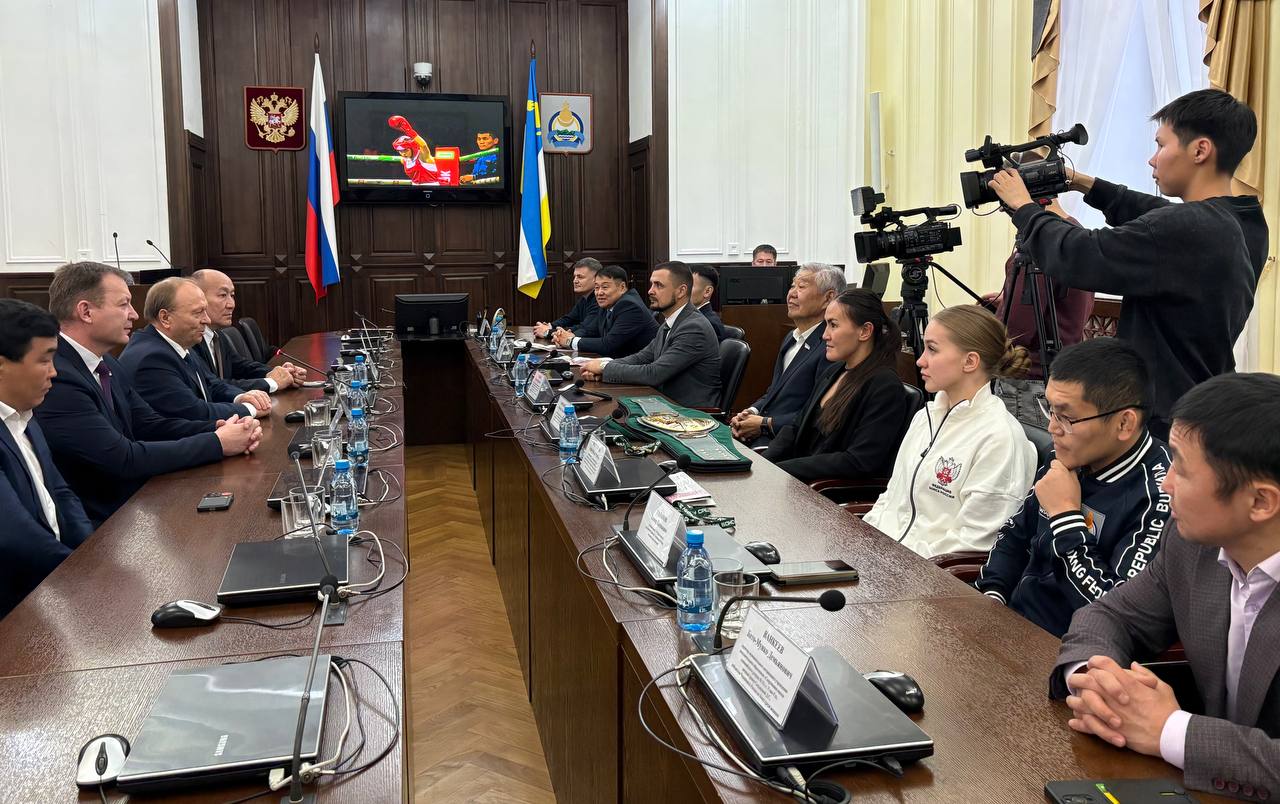 В парламенте Бурятии сегодня чествовали серебряного призера Чемпионата мира по боксу среди мужчин в г. Дубай Баира Батлаева, победительниц Чемпионата России по боксу-2025 Дариму Сандакову и Людмилу Воронцову, серебряного...