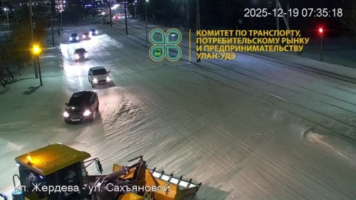 В Улан-Удэ столкнулись легковой автомобиль и спецтехника