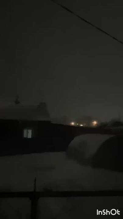 #атвпишут Сегодня ночью на улице Трактовая в Сотниково искрились провода, после чего свет перестал работать на всей улице