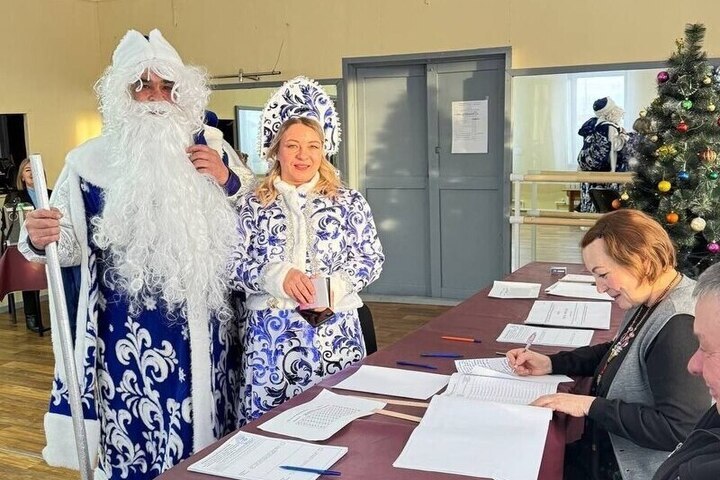 Дед Мороз и Снегурочка проголосовали на избирательном участке в Бурятии