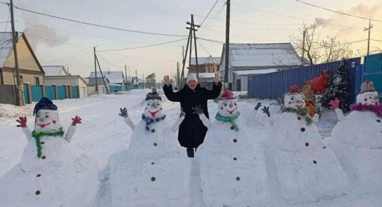 Сельскую улицу в Бурятии охраняет банда снеговиков