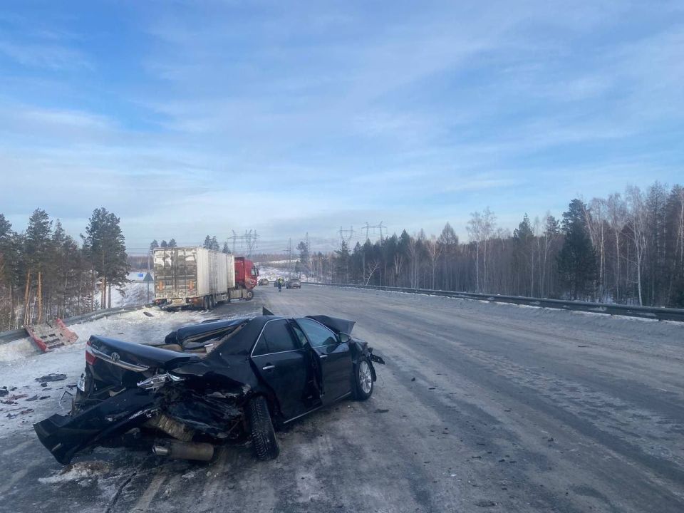 Фура выехала на «встречку» и снесла легковушку