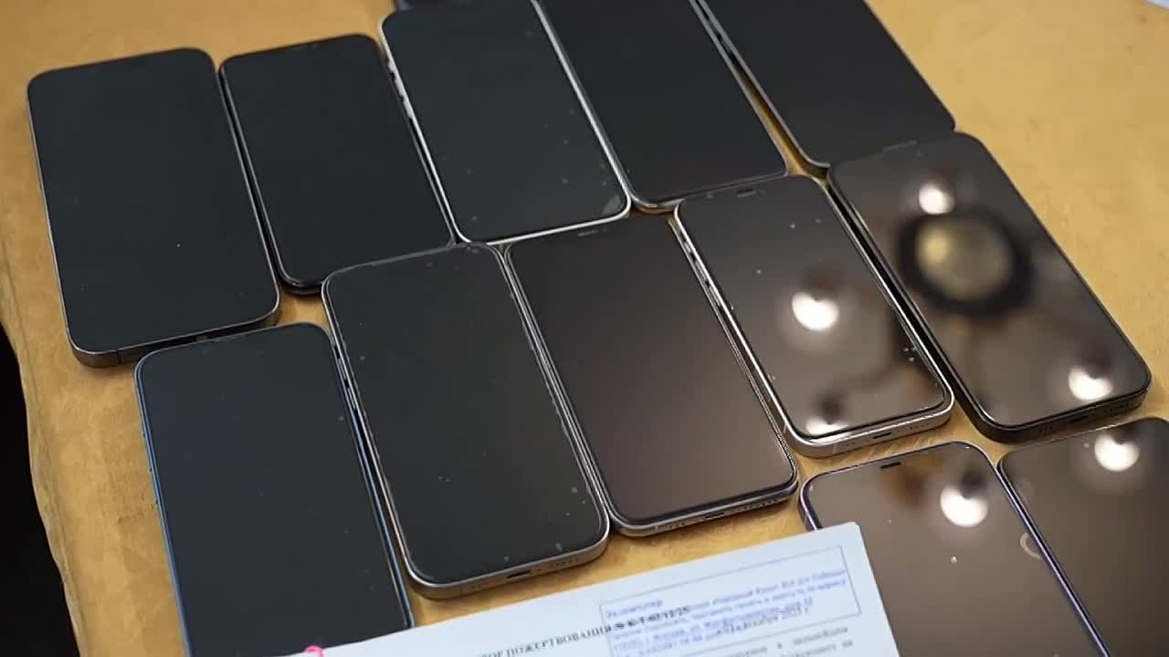 Подарки от таможни: конфискованные смартфоны вручили людям с ОВЗ