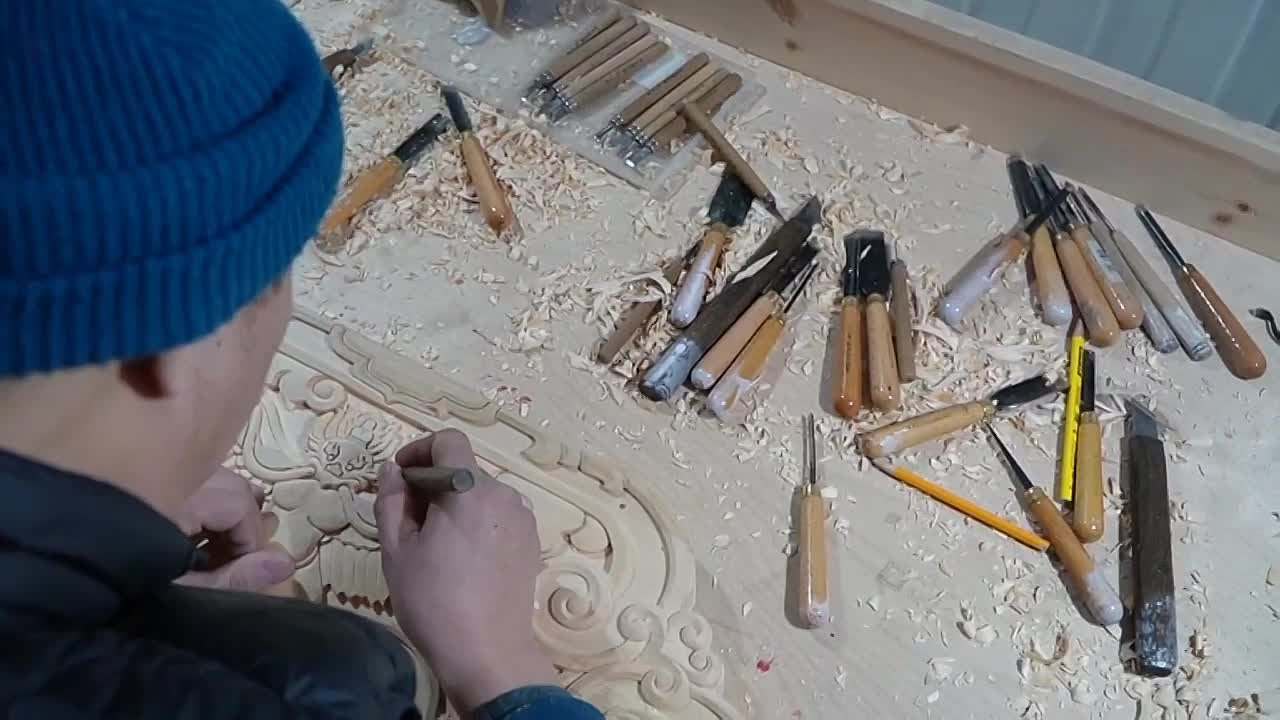 Буддизм в дереве. Как бурятский резчик создает алтари для дацанов России