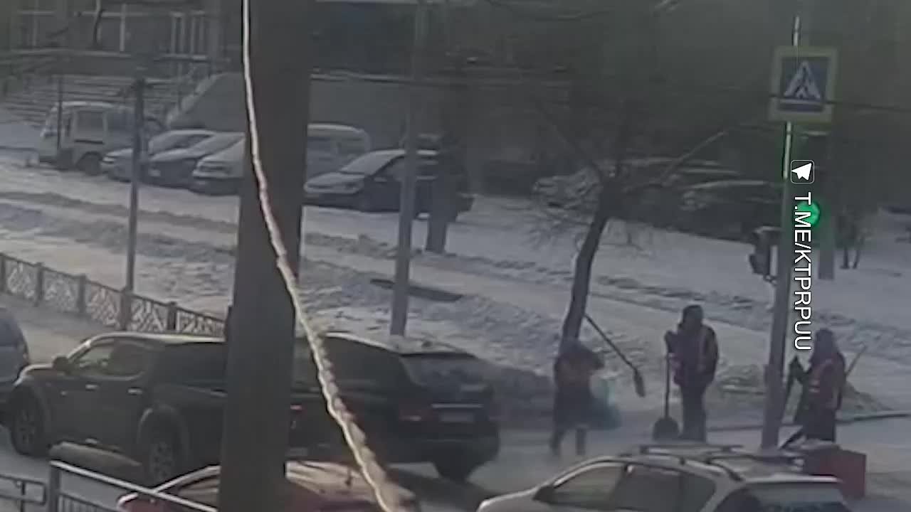 Мужчина, пробегавший на "красный", попал под колёса и "улетел" в сугроб в Улан-Удэ