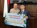 Миллион для чемпиона!. В преддверии Нового года депутат Народного Хурала Бурятии Евгений Кучумов поздравил земляка из Тункинского района Баира Батлаева с серебром Чемпионата мира по боксу, вручив от себя премию в размере 1...