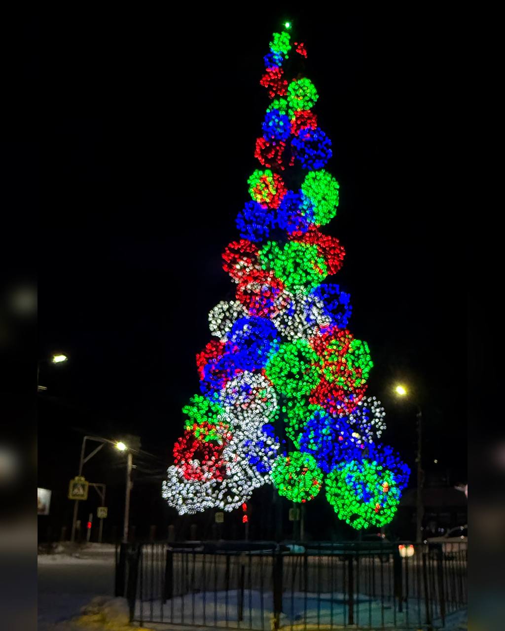 Новогодние ёлки Улан-Удэ в вечернем убранстве Новогодние ёлки Улан-Удэ в вечернем убранстве