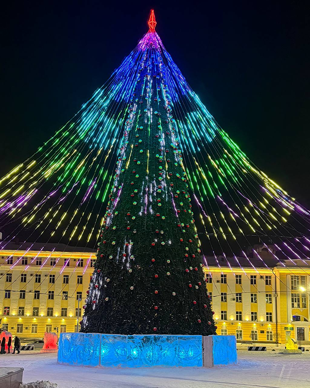 Новогодние ёлки Улан-Удэ в вечернем убранстве Новогодние ёлки Улан-Удэ в вечернем убранстве