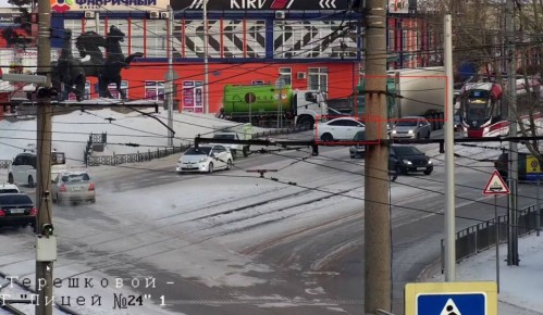 В Улан-Удэ ДТП грузовика и легковушки сковало движение на Сахьяновой