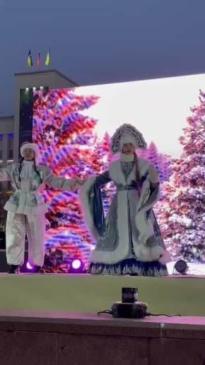 Дед Мороз и Снегурочка зажгли главную городскую елку