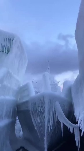 Корабли превратились в ледяные скульптуры