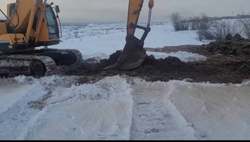 В селе Бурятии начали работу по отводу наледных вод