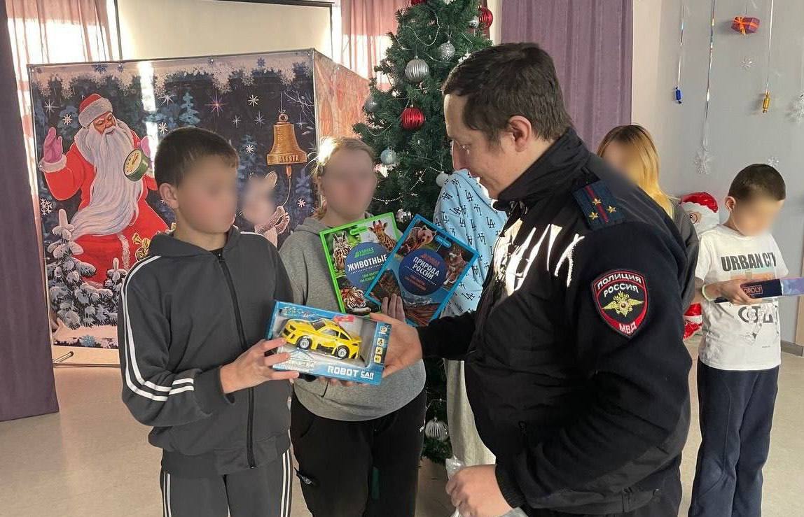 Полицейский Дед Мороз продолжает новогоднее шествие по районам Бурятии Полицейский Дед Мороз продолжает новогоднее шествие по районам Бурятии