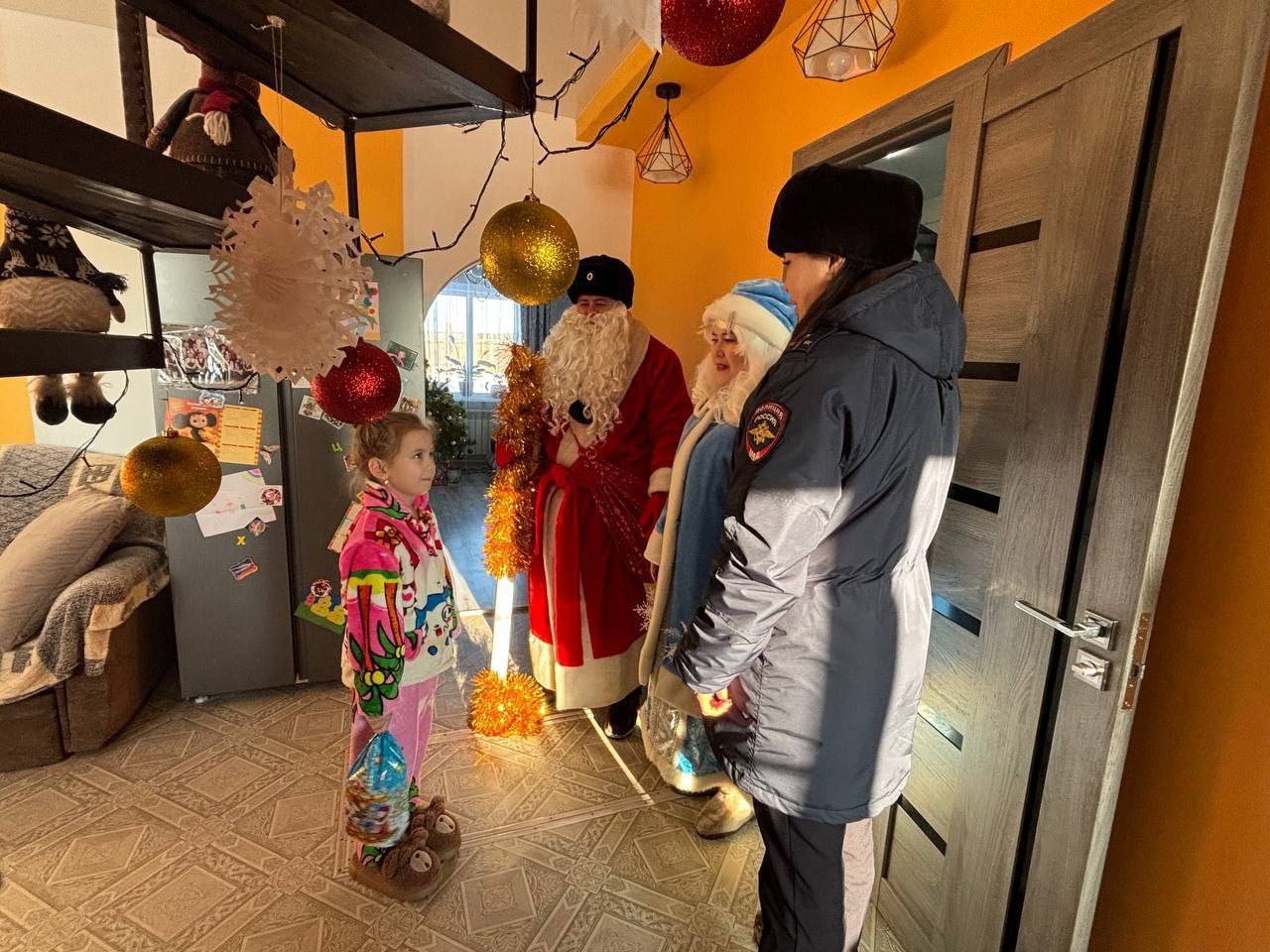 Полицейский Дед Мороз продолжает новогоднее шествие по районам Бурятии Полицейский Дед Мороз продолжает новогоднее шествие по районам Бурятии