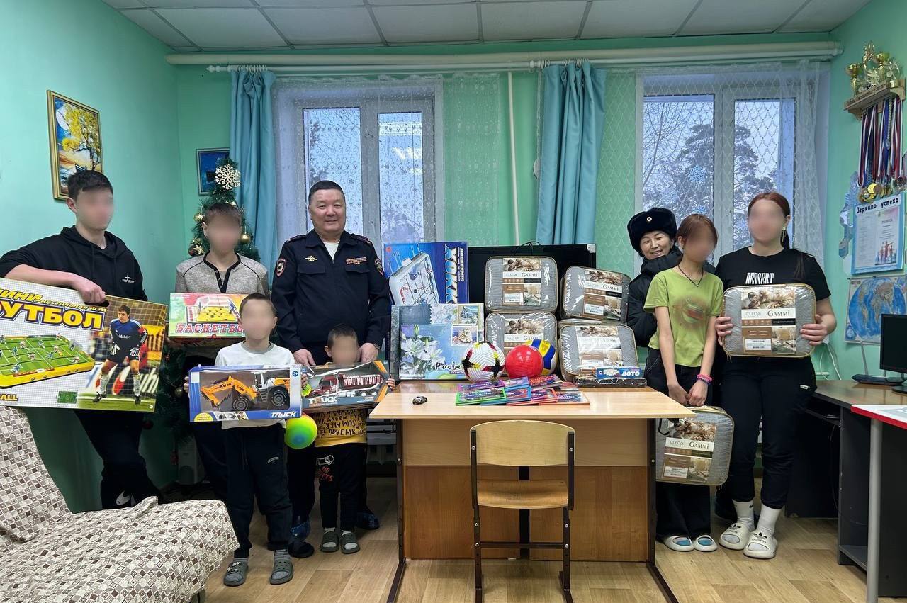 Полицейский Дед Мороз продолжает новогоднее шествие по районам Бурятии