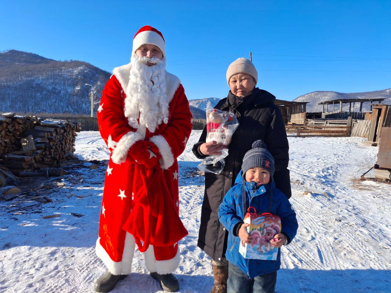 Полицейский Дед Мороз продолжает новогоднее шествие по районам Бурятии Полицейский Дед Мороз продолжает новогоднее шествие по районам Бурятии