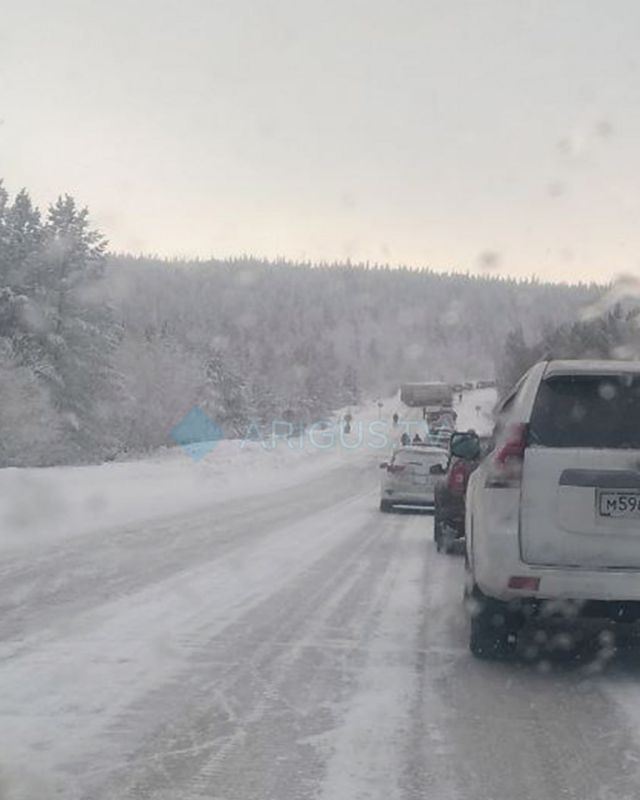 Нам пишут: На Пыхте фура встала поперёк дороги