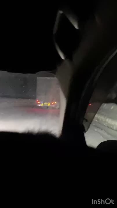 #атвпишут На перевале Пыхта всё ещё стоит фура, занята одна полоса, но пробки больше нет