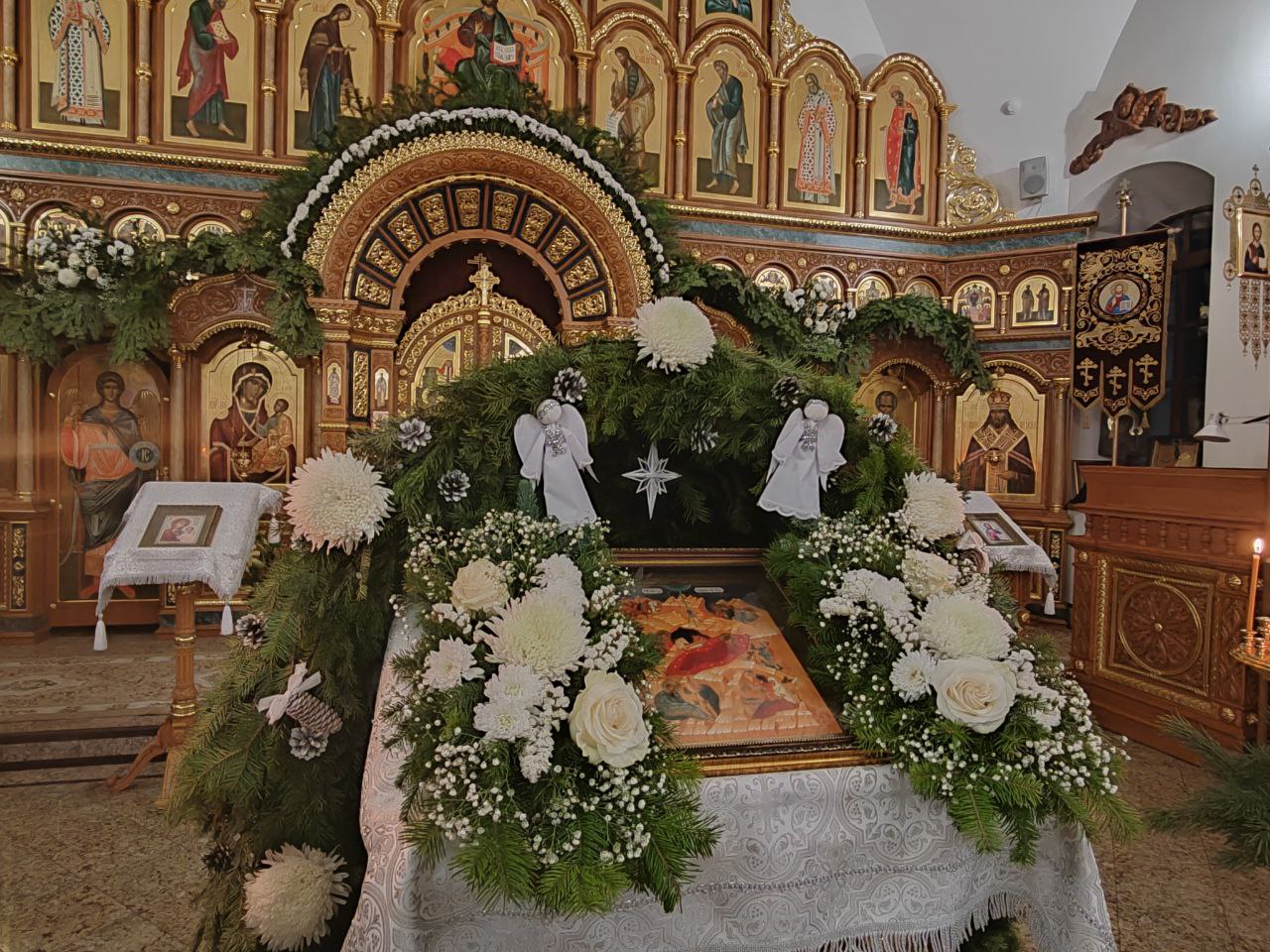 Бог не молчит, он отвечает голосом совести, вложенной в душу каждого человека Бог не молчит, он отвечает голосом совести, вложенной в душу каждого человека