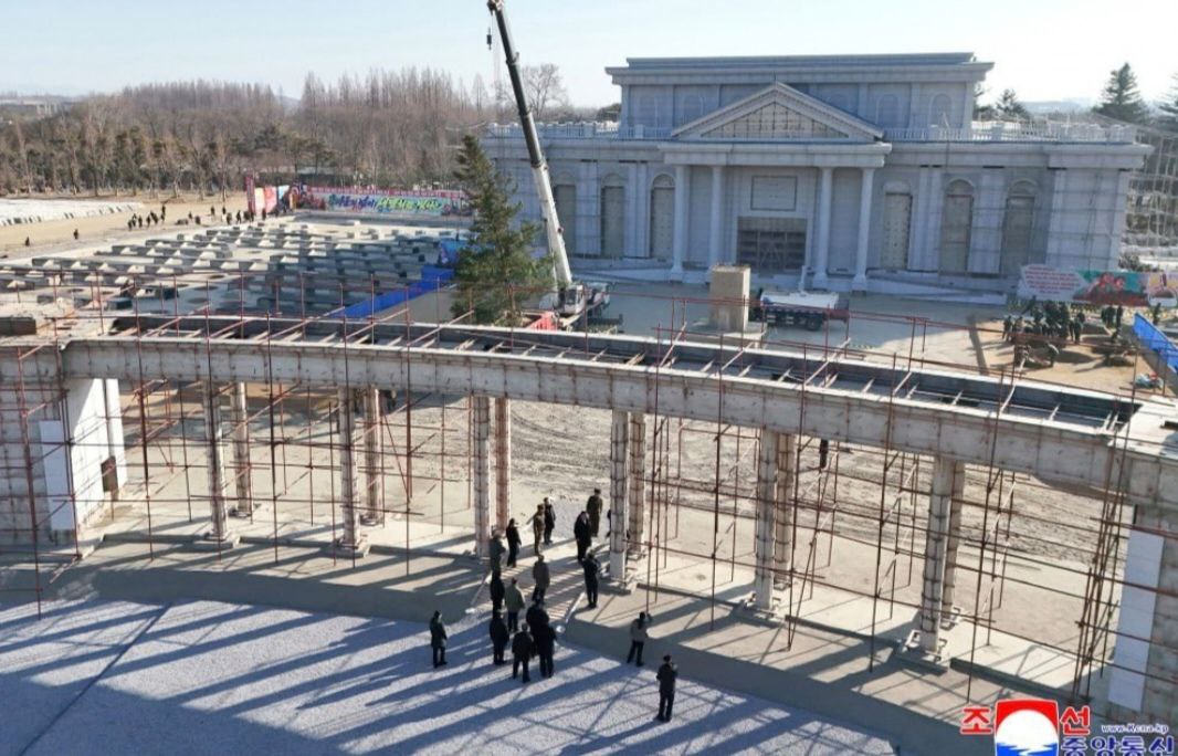 Ким Чен Ын побывал на месте строительства Мемориального музея, посвящённого солдатам Корейской народной армии, которые принимали участие в освобождении Курской области Ким Чен Ын побывал на месте строительства Мемориального музея, посвящённого солдатам Корейской народной армии, которые принимали участие в освобождении Курской области