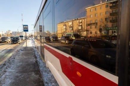 Житель Селенгинского района разбил стекло трамвая в Улан-Удэ