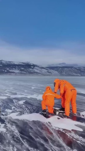 Сарма на Байкале сносит хивусы и людей
