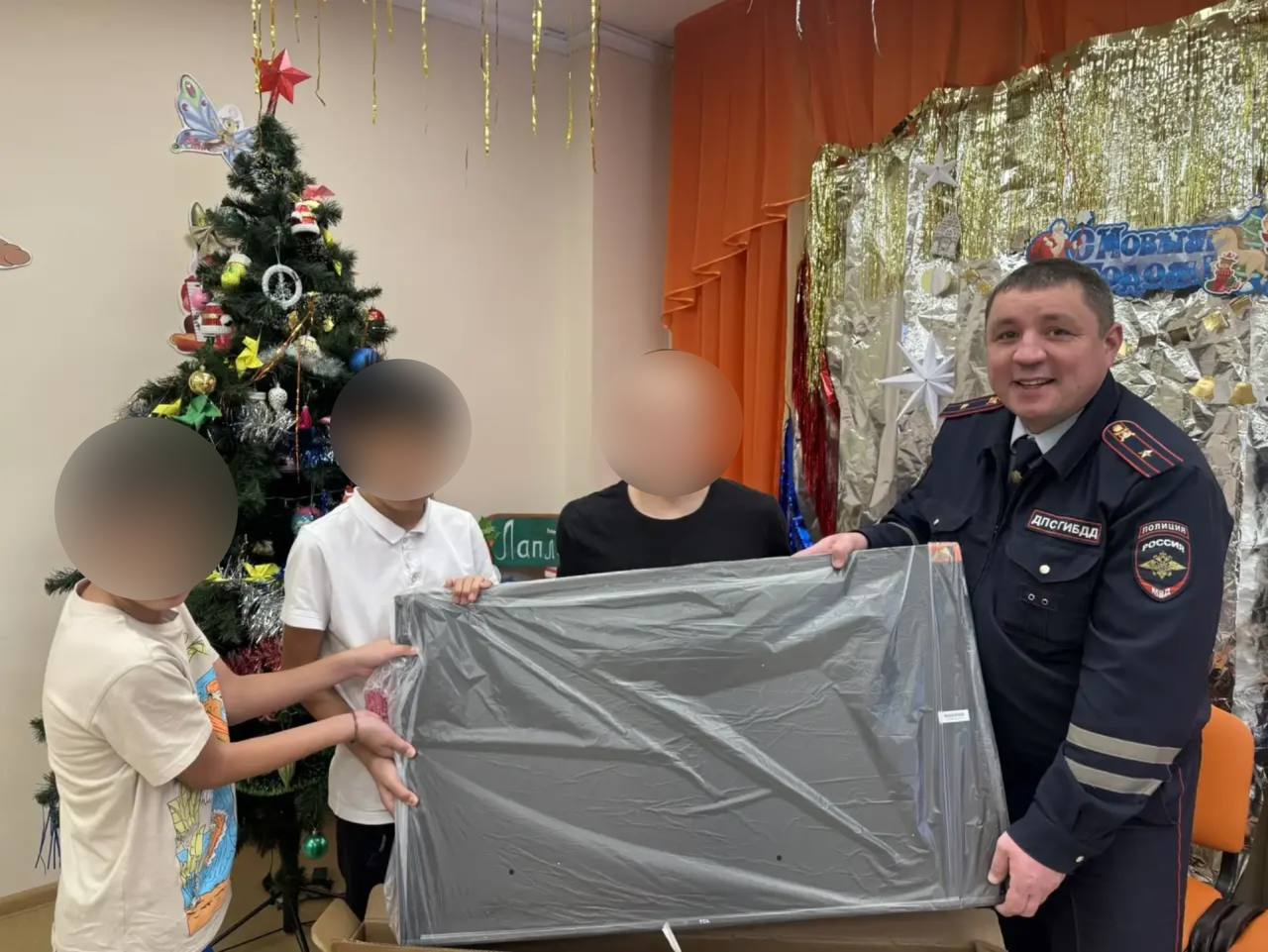 Сотрудники ГИБДД поздравили подшефных воспитанников с Новым годом