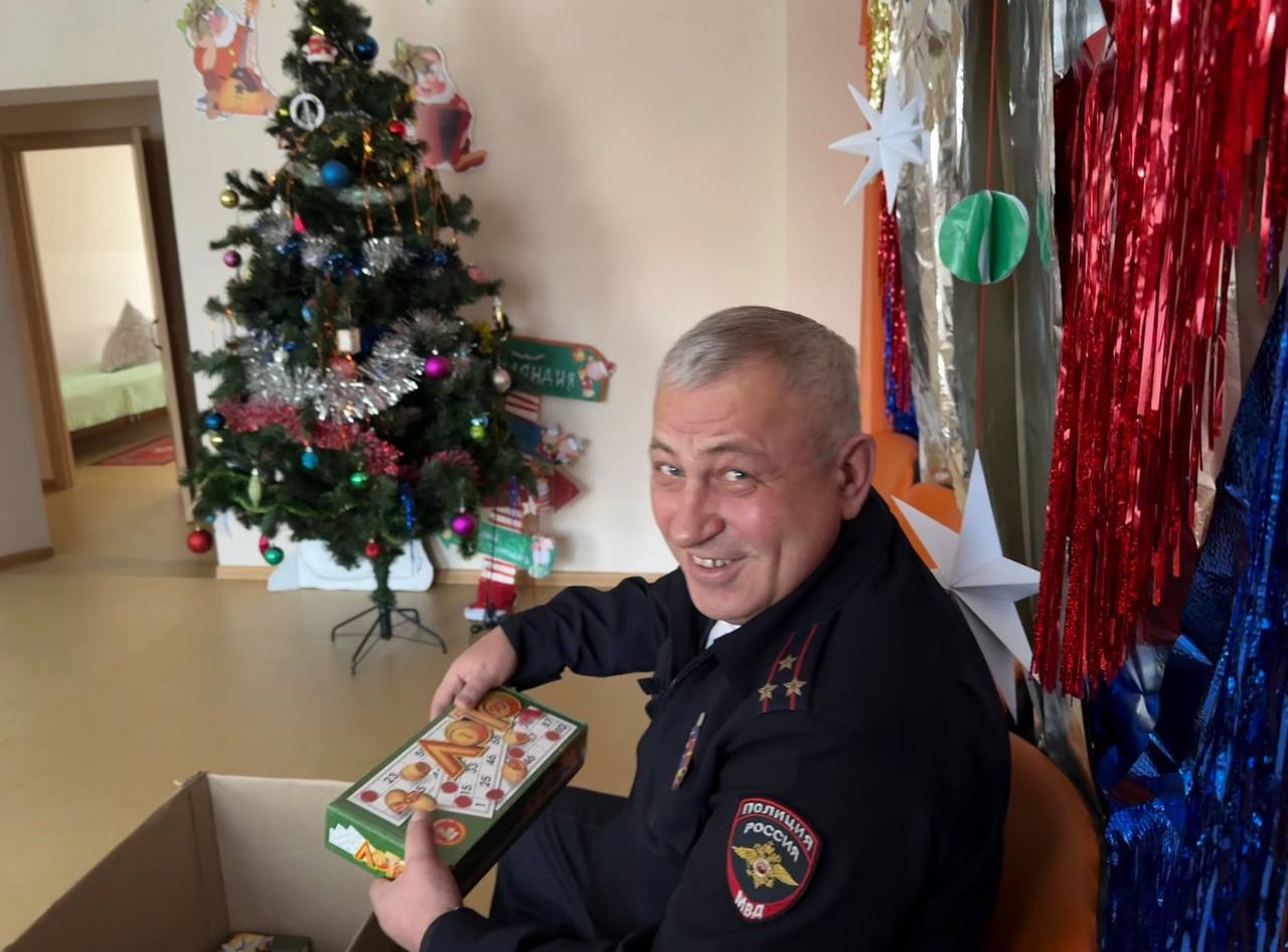 Сотрудники ГИБДД поздравили подшефных воспитанников с Новым годом Сотрудники ГИБДД поздравили подшефных воспитанников с Новым годом