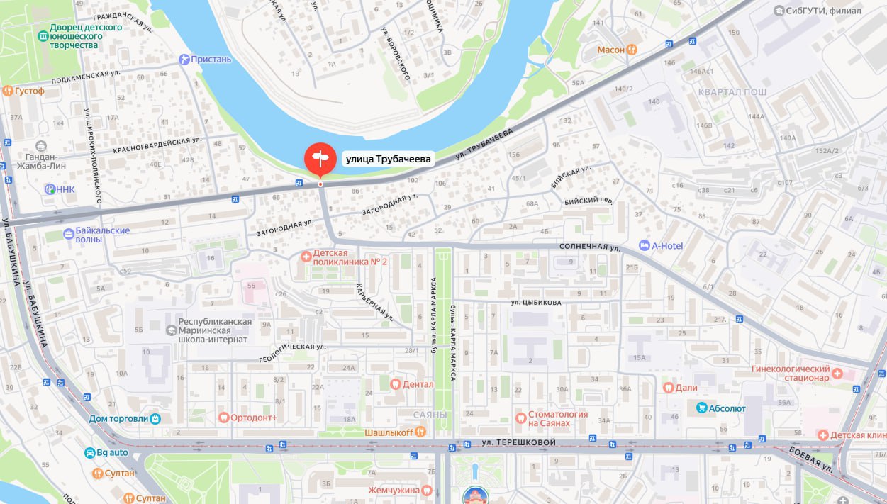 Иномарка на полном ходу врезалась в ограждение Иномарка на полном ходу врезалась в ограждение