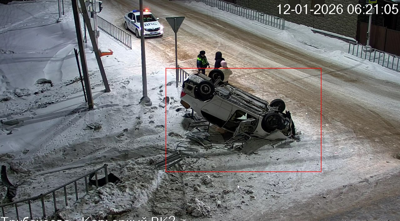 Иномарка на полном ходу врезалась в ограждение Иномарка на полном ходу врезалась в ограждение