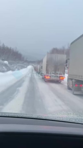 Нам пишут: Огромная пробка из фур образовалась перед Байкальском на трассе «Байкал»