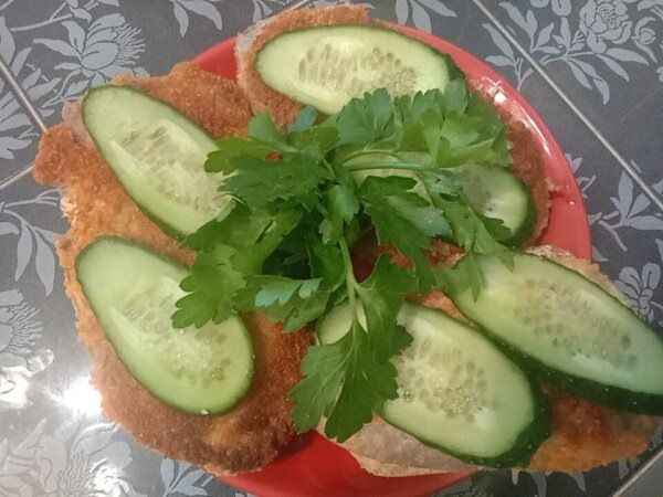 Как приготовить уникальный бутерброд: жареный язык с сыром и свежим огурцом