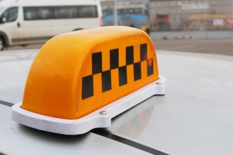 В Бурятии честный таксист вернул пенсионерке потерянные деньги