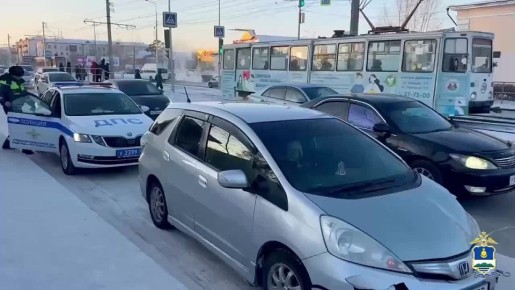 Сотрудники ГИБДД работают на месте ДТП с участием несовершеннолетнего пешехода