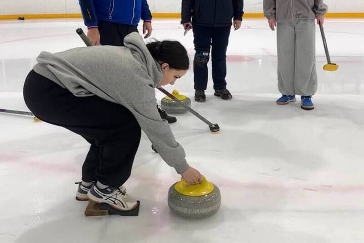 В Бурятии главный тренер сборной России провёл тренировку по кёрлингу
