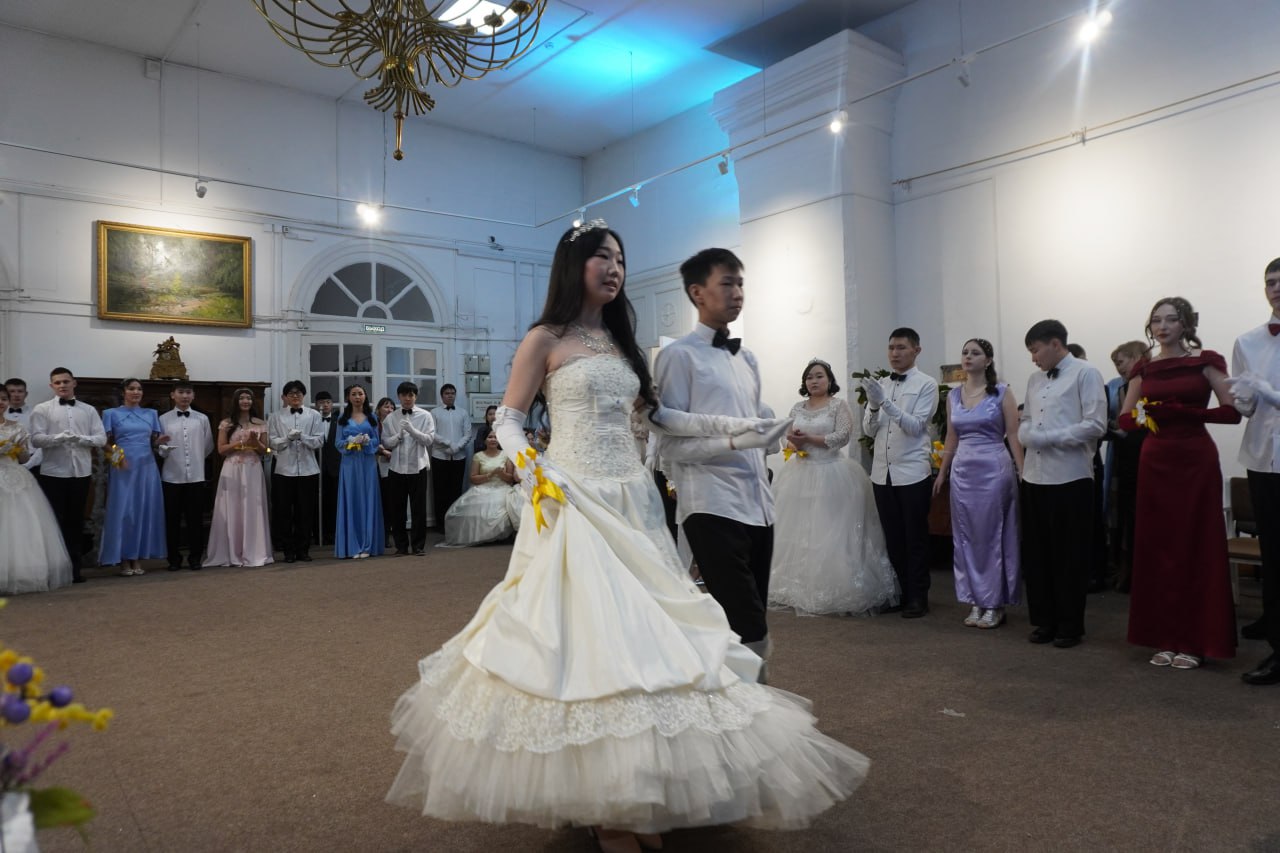 Провожаем уходящий день чудесным вальсом Провожаем уходящий день чудесным вальсом