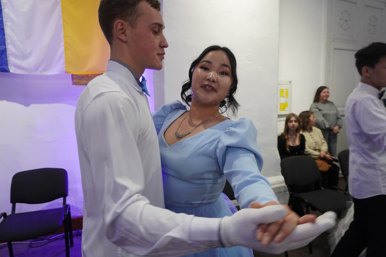 Провожаем уходящий день чудесным вальсом Провожаем уходящий день чудесным вальсом