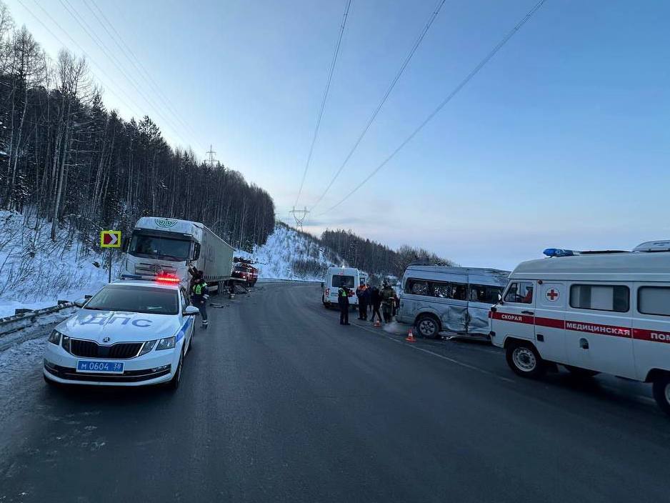 Сотрудники Госавтоинспекции работают на месте ДТП с участием пассажирского микроавтобуса в Слюдянском районе Сотрудники Госавтоинспекции работают на месте ДТП с участием пассажирского микроавтобуса в Слюдянском районе