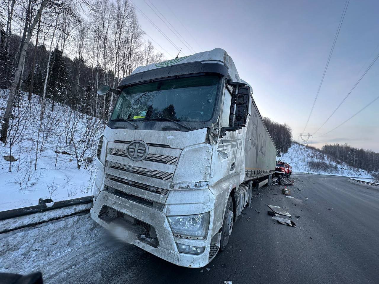 Сотрудники Госавтоинспекции работают на месте ДТП с участием пассажирского микроавтобуса в Слюдянском районе