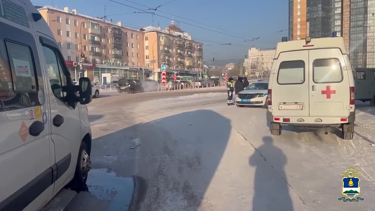 Сотрудники Госавтоинспекции работают на месте ДТП с участием автобуса