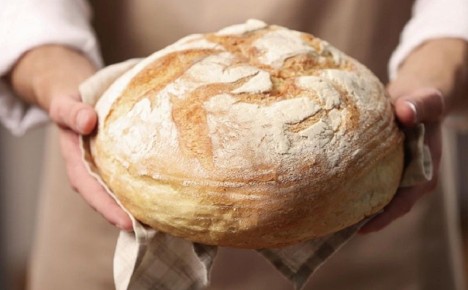 Домашний хлеб с хрустящей корочкой: простые ингредиенты, большая семья