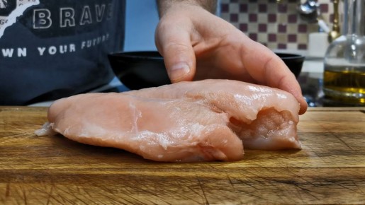 Как сделать куриную грудку особенно сочной и нежной за считанные минуты