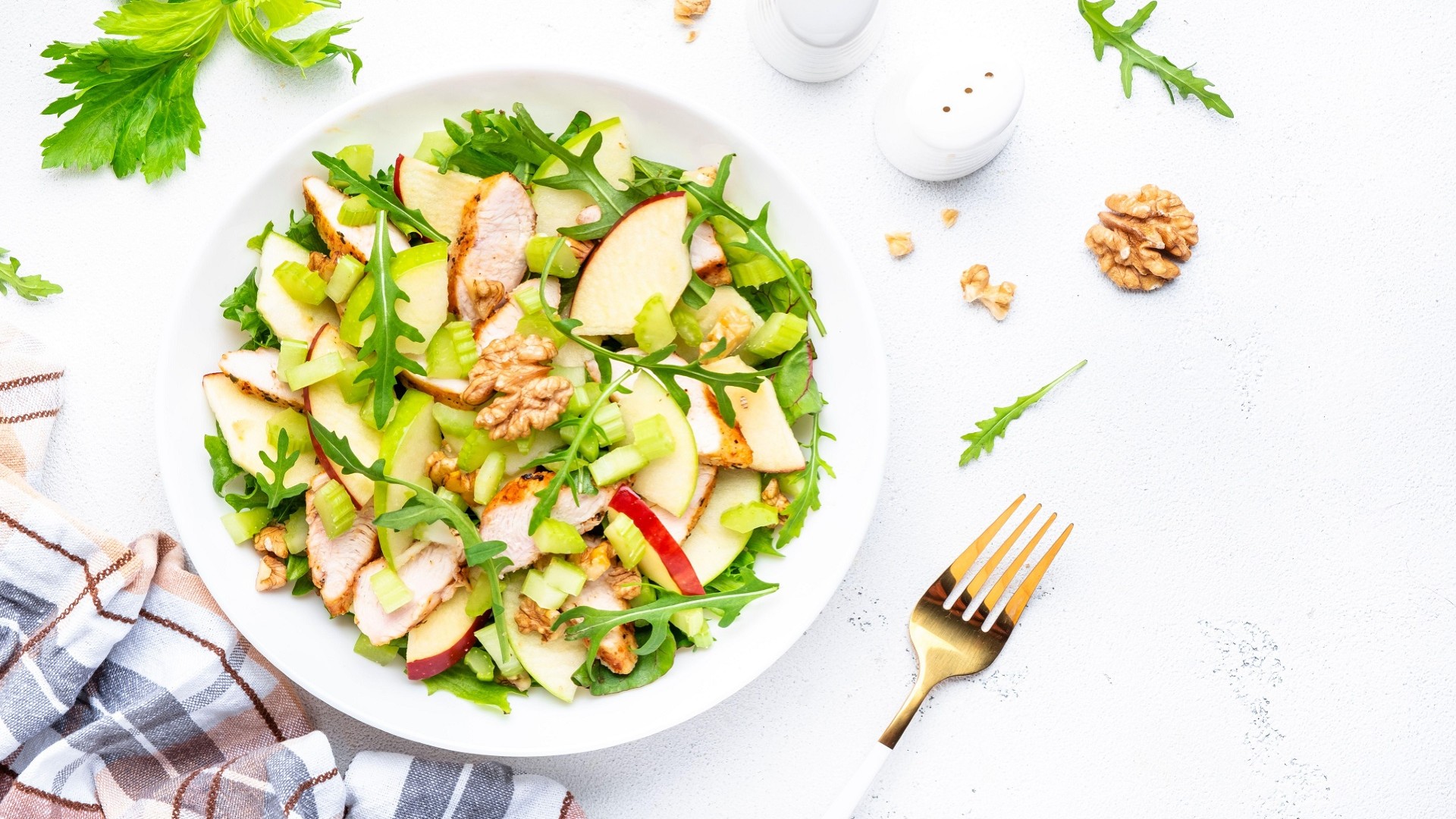 Вот чем можно заменить ананас: бюджетный вариант классического салата