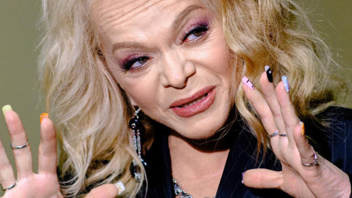 Приставы с болторезом в квартире Долиной: что стоит за этой историей?