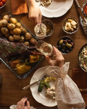 Новогодние угощения на даче: как создать идеальный стол для друзей