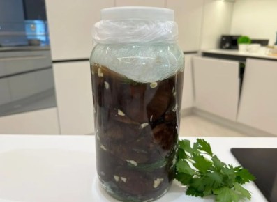 Как продлить свежесть открытых банок с овощами и грибами