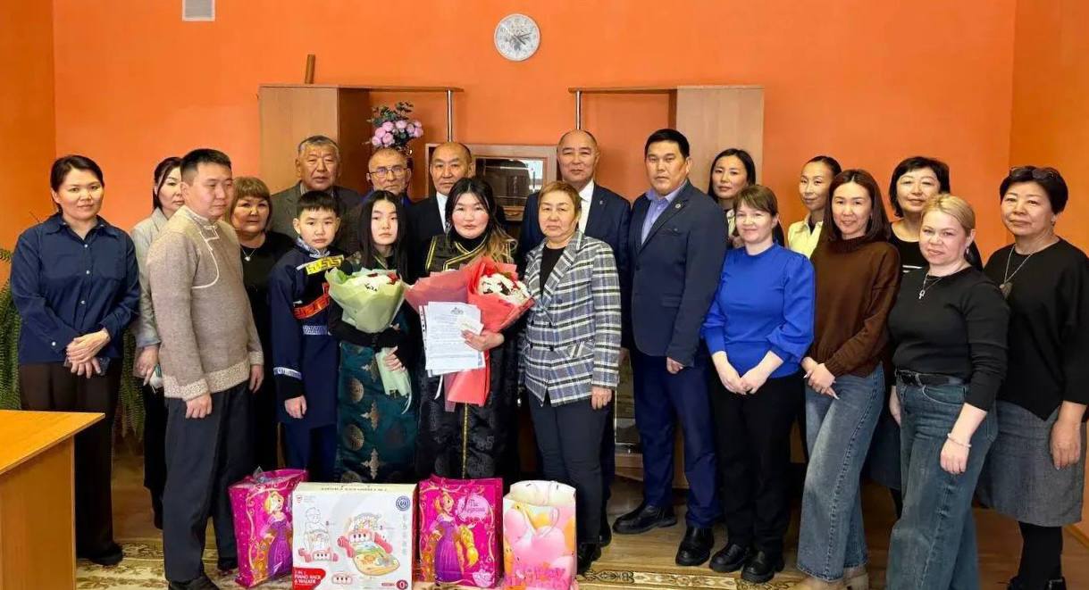 В этот же день торжественно поздравили супругов Цыбикжаповых - родителей первого родившегося в 2026 году в Курумканском районе ребенка