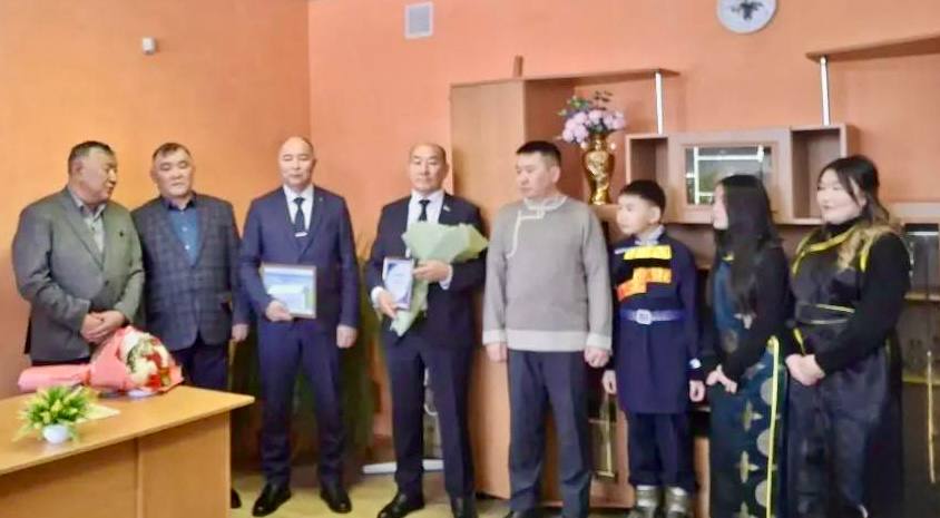 В этот же день торжественно поздравили супругов Цыбикжаповых - родителей первого родившегося в 2026 году в Курумканском районе ребенка В этот же день торжественно поздравили супругов Цыбикжаповых - родителей первого родившегося в 2026 году в Курумканском районе ребенка