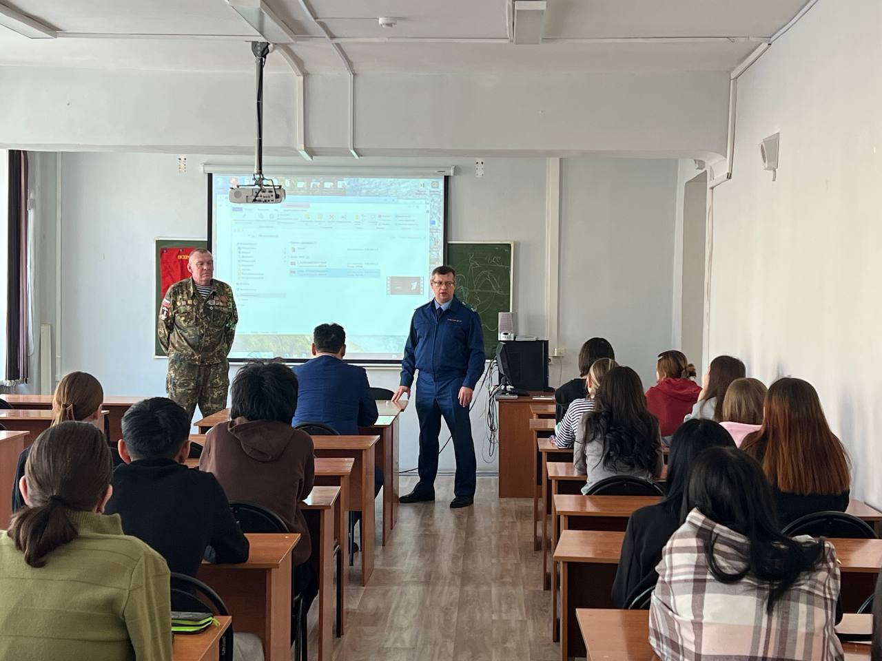 Заместитель прокурора республики, участник специальной военной операции Евгений Коротких провел урок мужества для студентов Института педагогики и психологии Бурятского государственного университета имени Доржи Банзарова Заместитель прокурора республики, участник специальной военной операции Евгений Коротких провел урок мужества для студентов Института педагогики и психологии Бурятского государственного университета имени Доржи Банзарова