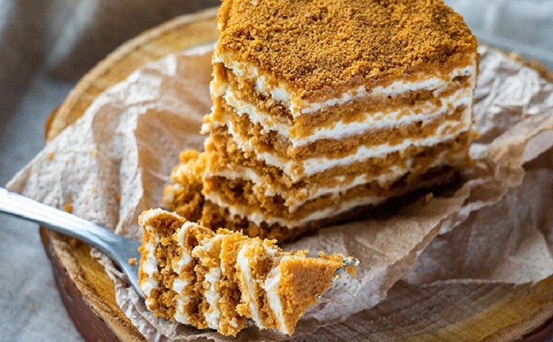 Нежный домашний медовик за полчаса: просто и быстро